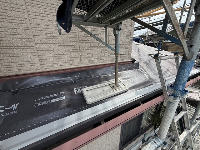 カバー工法による改修工事の下屋根部軒先唐草取り付け状況