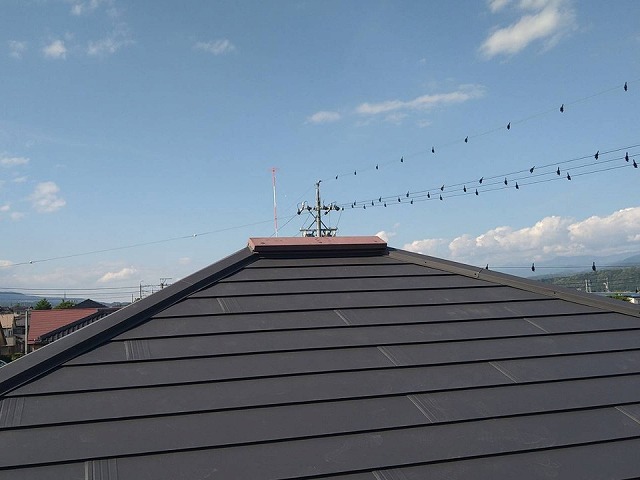 屋根カバー工事で既存換気棟を再設置した状況