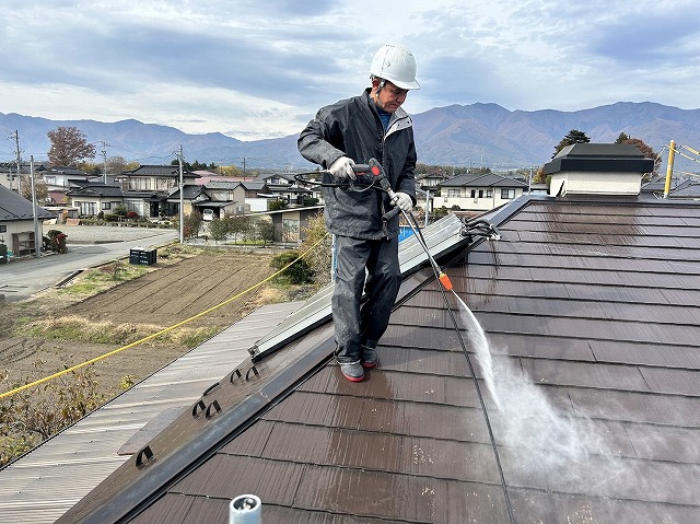 屋根塗装メンテナンスの高圧洗浄でスレート屋根の汚れなどを除去