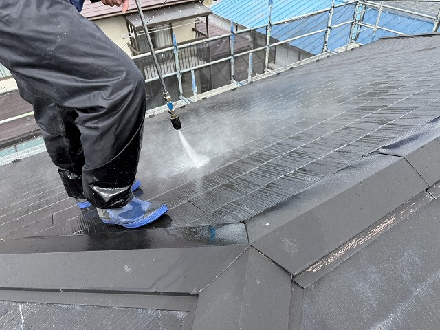 スレート屋根の棟部分への高圧洗浄