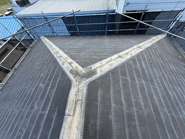 屋根カバー工法の棟板金と貫板を撤去した状況