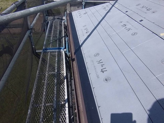 屋根カバー工事の軒先への水切り役物取り付け状況