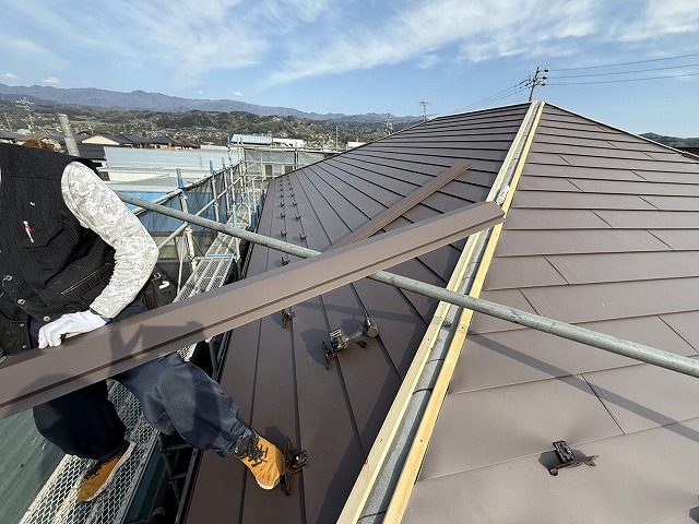 屋根カバー工事の隅棟への棟板金下地取り付け