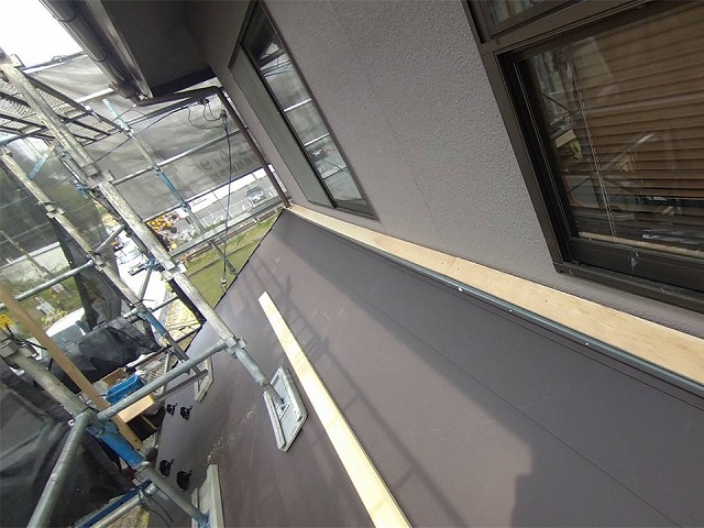 屋根カバー工事の下屋根雨押え板金の下地取り付けが完了