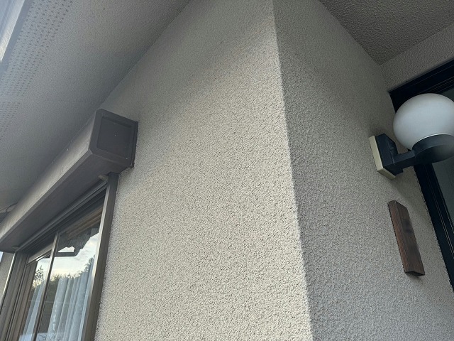 住宅の外壁調査でモルタル外壁の塗膜劣化を確認