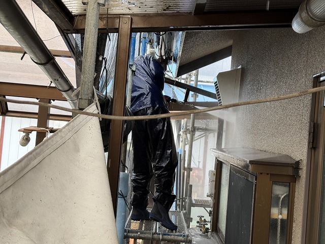 モルタル外壁塗装工事の高圧洗浄で汚れやカビを除去