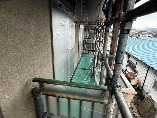 外壁塗装工事のベランダ床や物干し金物へのへの養生作業