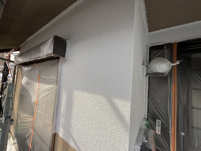 モルタル外壁塗装工事の玄関まわりへの下塗りの様子