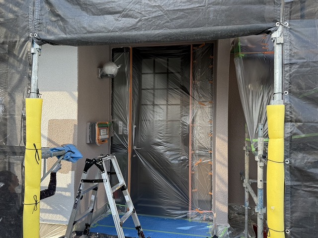 モルタル外壁塗装工事の低汚染塗料による中塗り施工