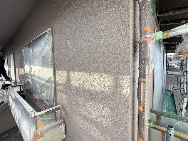 モルタル外壁塗装工事の低汚染塗料による上塗り施工状況