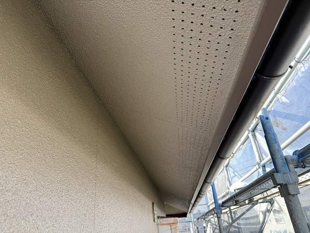 外壁塗装工事の軒天塗装完了状況