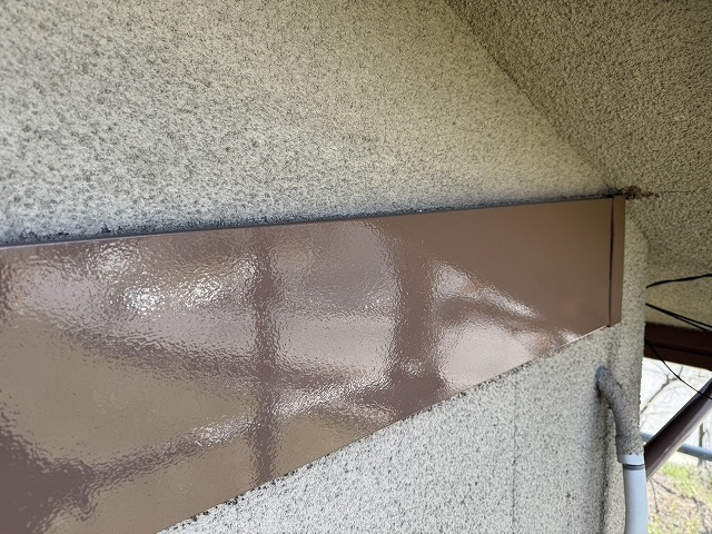 外壁塗装工事の幕板塗装の完了状況