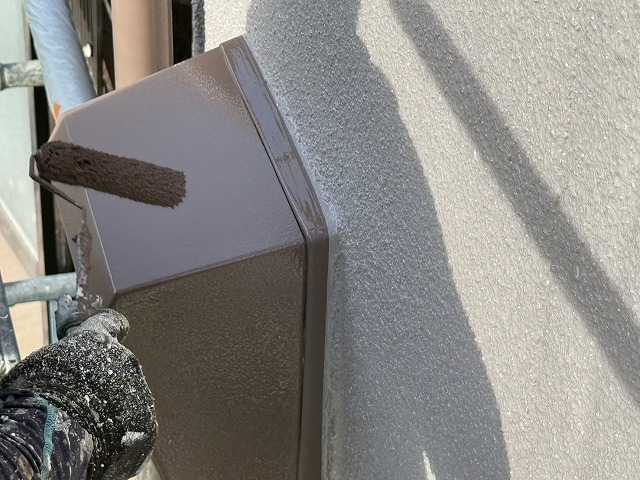 外壁塗装工事の換気フードへの塗装状況