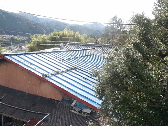 戸建て住宅の金属屋根調査で著しい色あせを確認