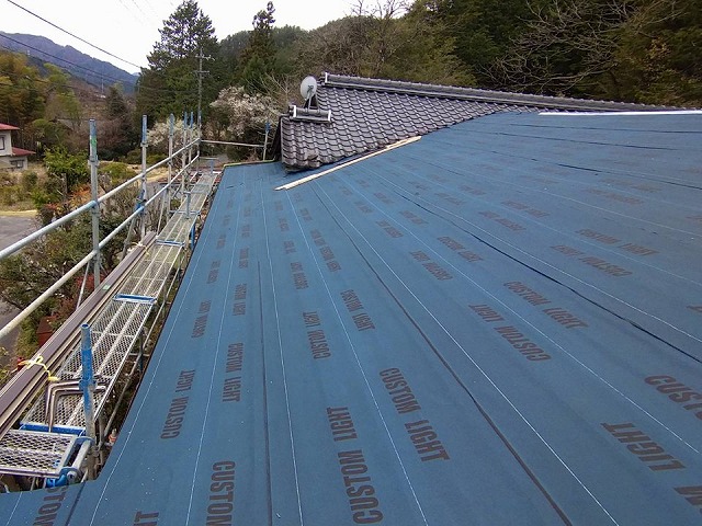 戸建て住宅の屋根カバー工事の防水シートの敷設