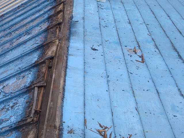 戸建て住宅屋根カバー工事の既存棟板金の取り外し