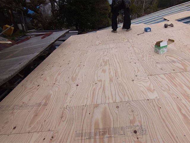 戸建て住宅屋根カバー工事の構造用合板釘留め施工