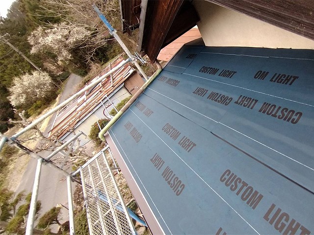 戸建て住宅屋根カバー工事の下屋根軒先への水切り役物取り付け状況