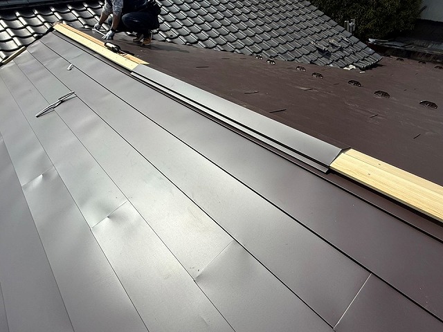 屋根カバー工事の棟板金設置状況