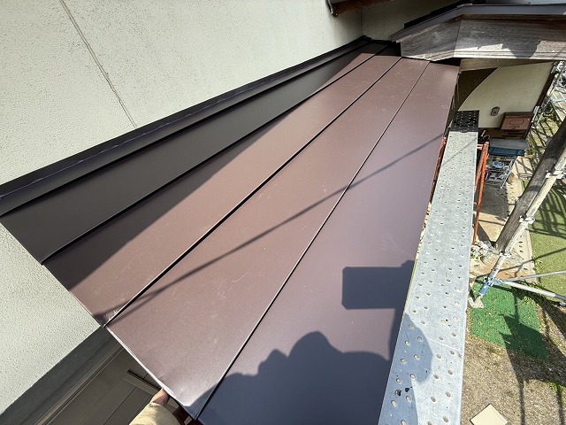 住宅下屋根カバー工事の下屋根部へのガルバリウム鋼板屋根施工状況