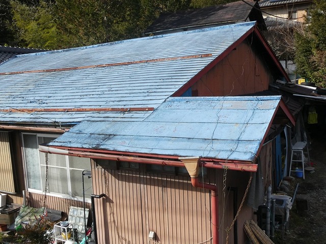 雨樋の色あせや変形を確認した現場調査時の様子