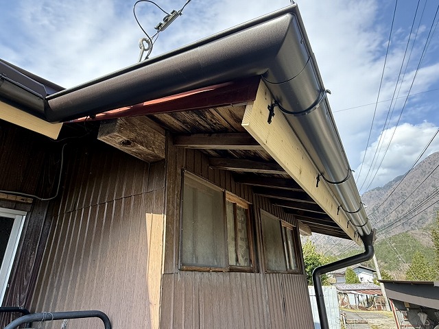 住宅屋根改修工事の雨樋交換完成後状況