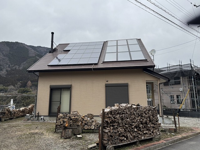 招き屋根住宅の金属屋根に太陽光パネルが設置されている状況