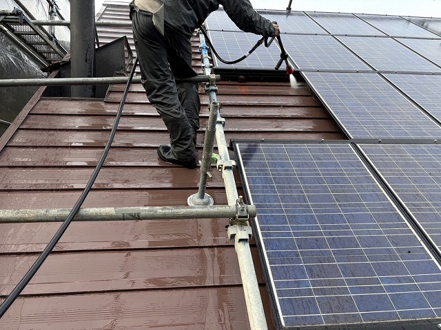 太陽光パネルが設置されている金属屋根への塗装工事の高圧洗浄工程