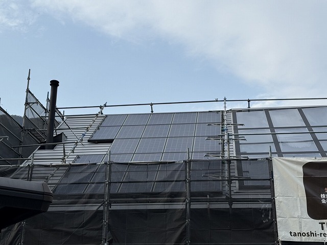 金属屋根塗装工事3回塗り工程の下塗りが完了