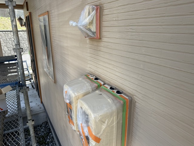 サイディング外壁塗装工事の電気メーターに対する養生作業