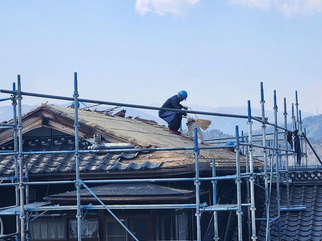 屋根葺き替え工事の瓦降ろし後の清掃