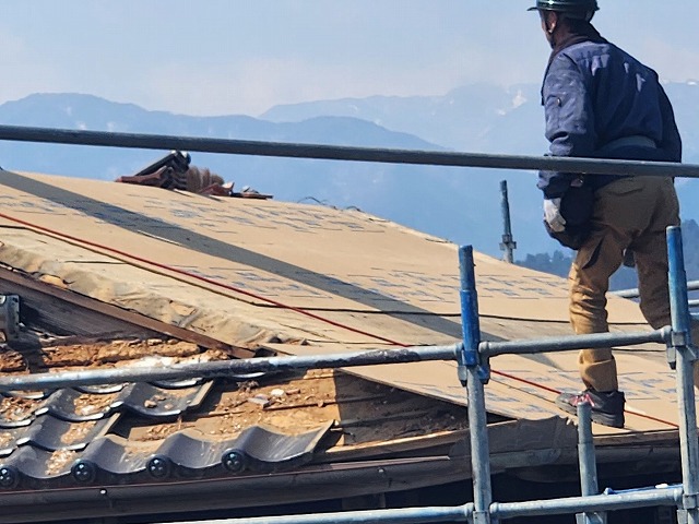 屋根葺き替え工事で既存の野地板に屋根下地材を重ね張り