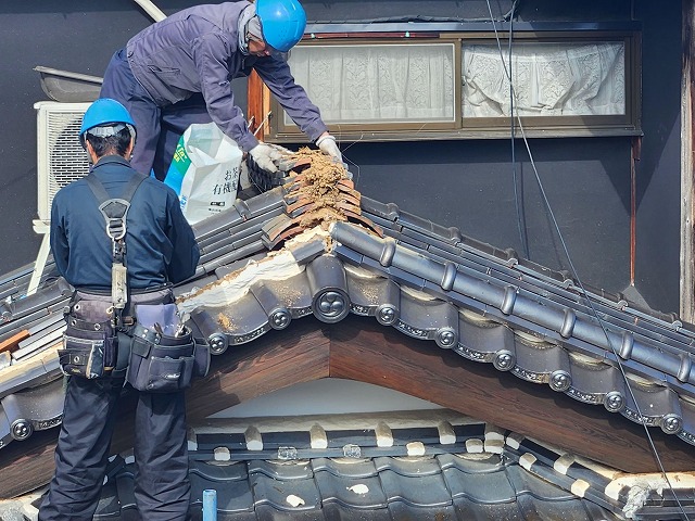 屋根葺き替えリフォームの下屋根の棟瓦や土台　 の解体状況