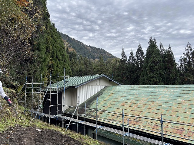劣化が進んだトタン屋根に対するカバー工事の足場設置状況