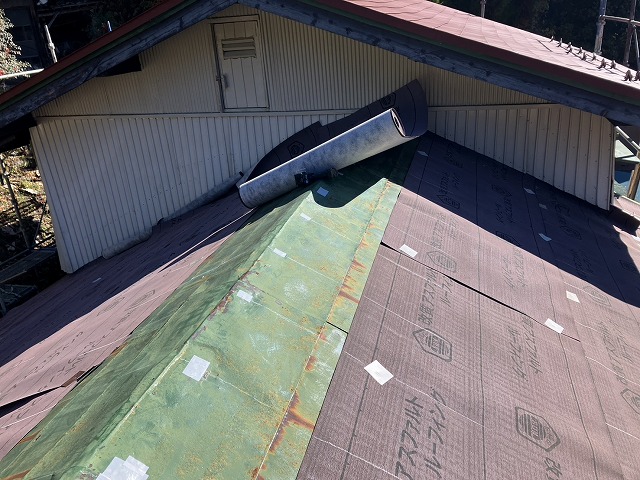 住宅屋根カバー工事のトタン屋根への防水シート敷設状況