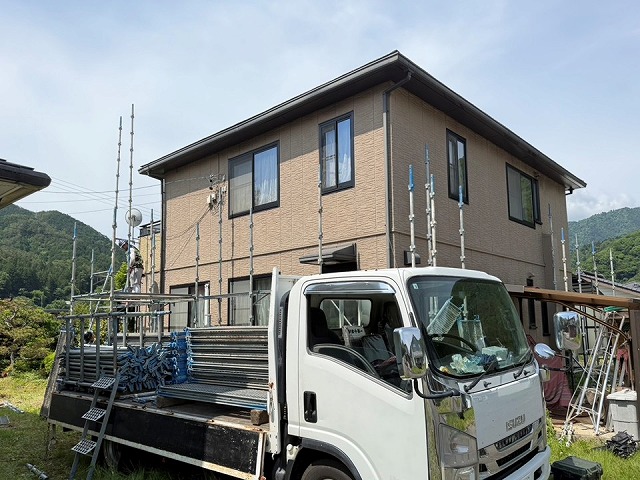 解体した足場材をトラックへ積み込む作業風景