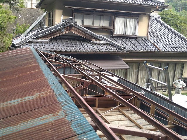トタン波板の撤去作業中で鉄骨下地が露出した屋根の様子