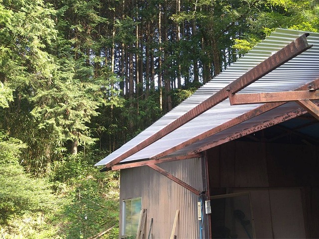 ポリカ波板への張り替えが完了した倉庫下屋根の外観
