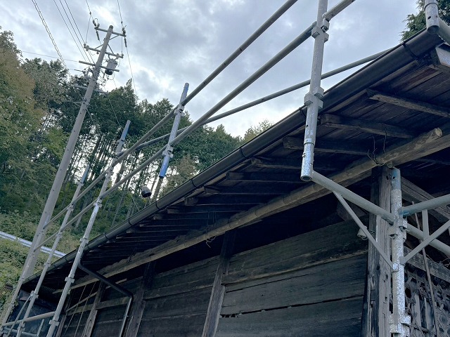 倉庫の軒先に新しく設置した軒樋の全景