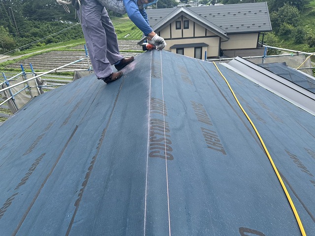 屋根カバー工事で防水シートの敷設後に行った墨出し