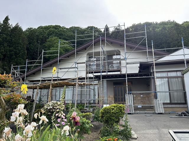 金属屋根塗装工事のためのくさび式足場の組み立て状況