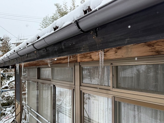 積雪の影響で排水不良どが生じていた平屋住宅の雨樋