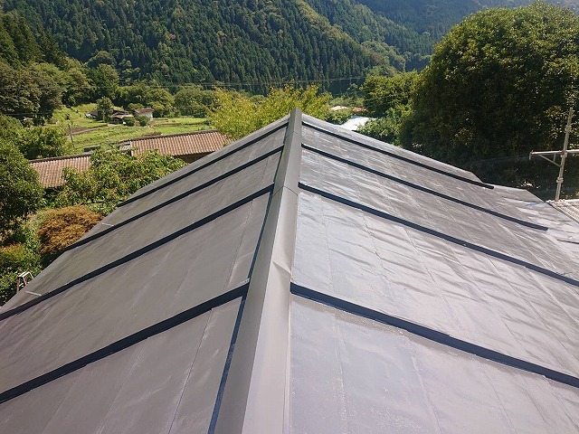 長野県南信濃村トタン屋根塗装上塗り4