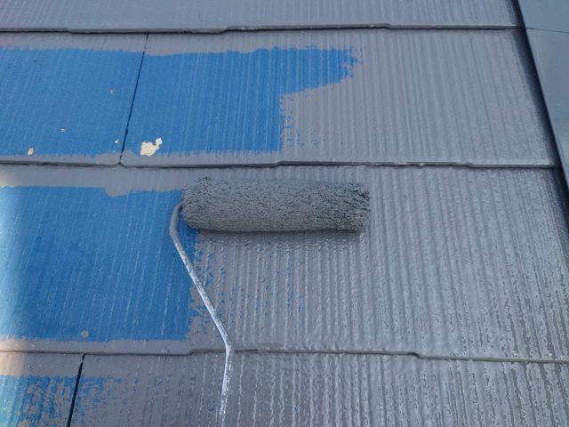 松本市のアパートにて、屋根の上塗り作業と軒天の補修工事を行います