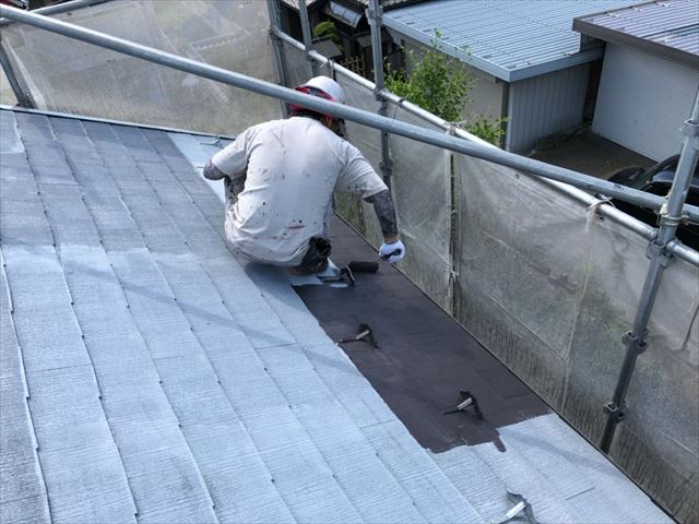 コロニアル屋根の中塗りしてます