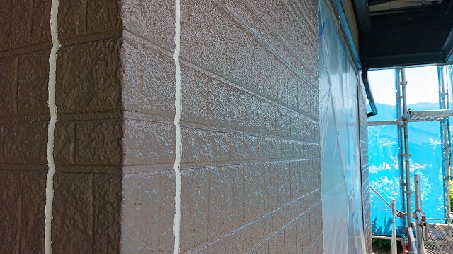 上伊那郡宮田村外壁屋根塗装外壁下塗り作業6