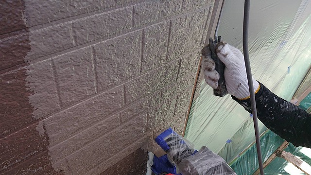 上伊那郡宮田村外壁屋根塗装外壁中塗り作業4