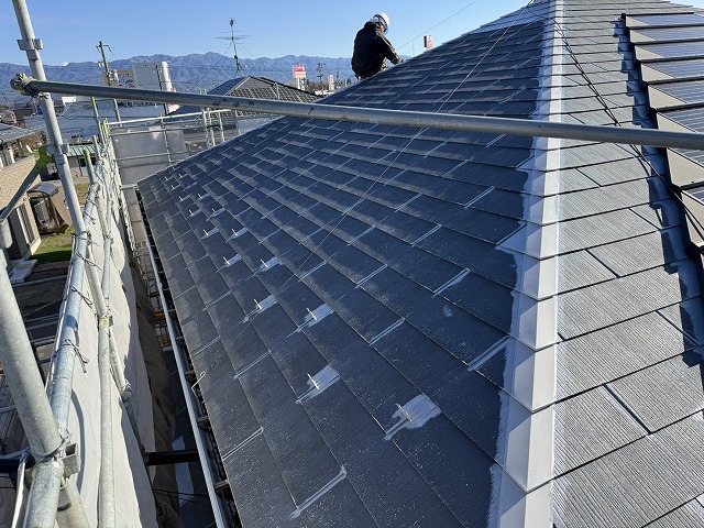 屋根塗装工事のスレート屋根に対する「サーモテックシーラー」を用いた下塗り