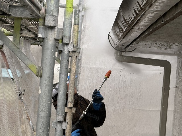 住宅外壁塗装工事の雨樋や鼻隠しに対する高圧洗浄の様子