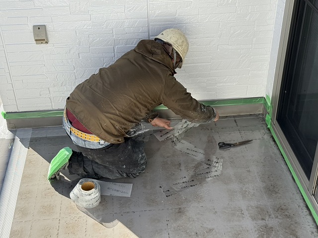 住宅ベランダウレタン塗膜防水工事のメッシュテープ補強工程